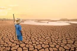 boy-view-desertification-dry-desert