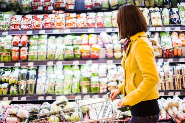 food_retailer_woman_shopping