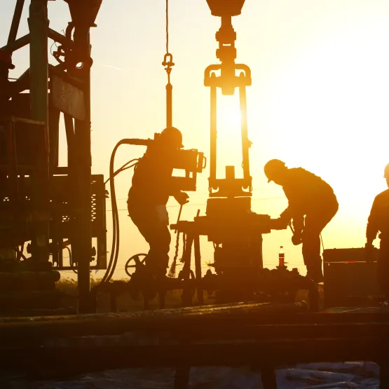 workers_oil_extration