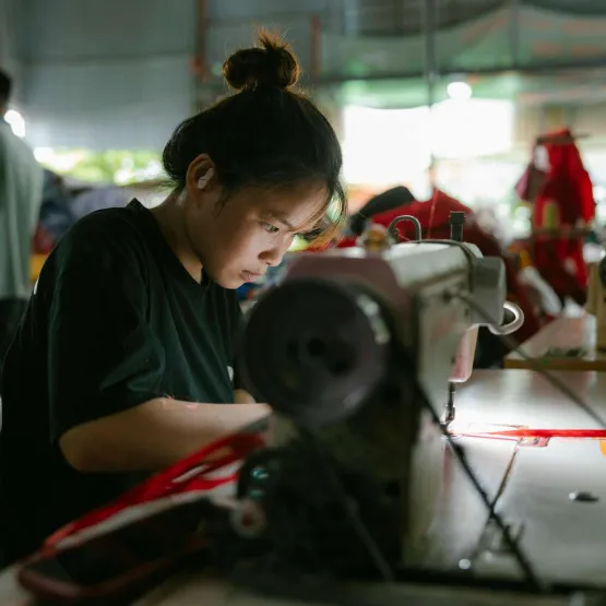 woman_sewing_machine