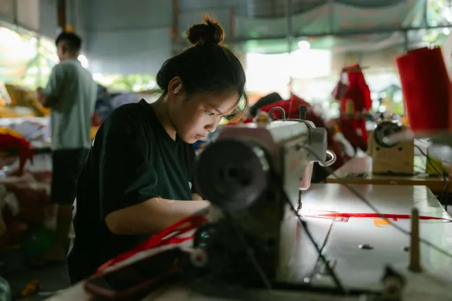 woman_sewing_machine